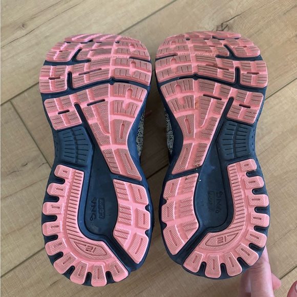 Women’s Brooks Adrenaline GTS 21 - EUC - Picture 3 of 5